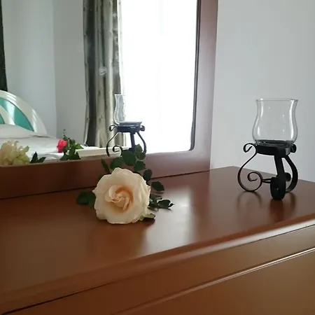 Maritsa's Roses Pomos